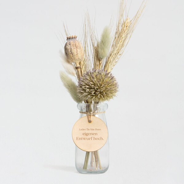 gruener trockenblumenstrauss in vase mit holzlabel humble mit text TA03921-2300002-07 1