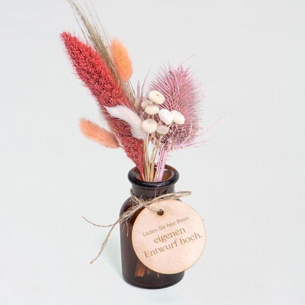 braune vase mit rosa trockenblumen und holzlabel rosatoene mit text TA03921-2300003-07 1