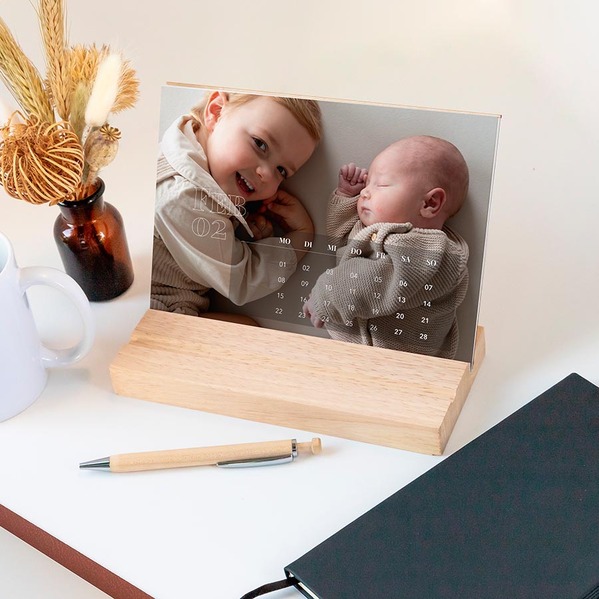 tischkalender mit holzsockel und ueberlappendem monatslayout TA0884-2600010-07 3