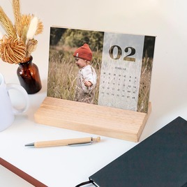 tischkalender mit holzsockel und monatslayout in banderolenform TA0884-2600011-07 3