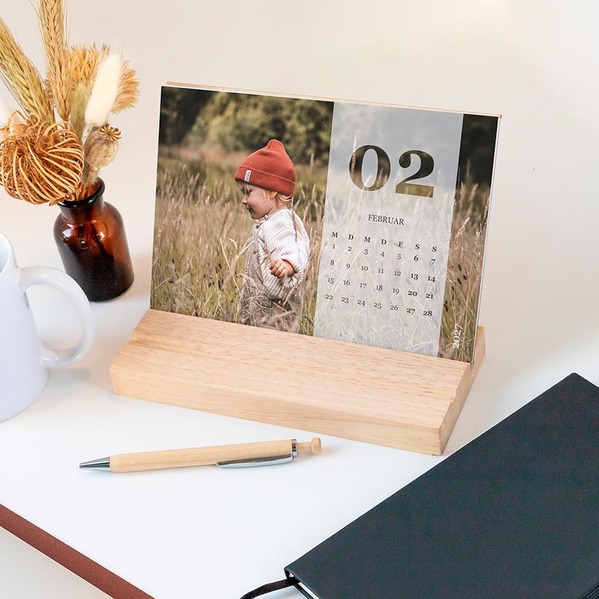 tischkalender mit holzsockel und monatslayout in banderolenform TA0884-2600011-07 3