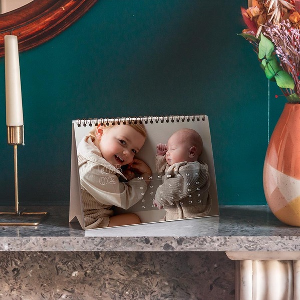 foto tischkalender mit spiralbindung und ueberlappendem monatslayout TA0884-2600012-07 3