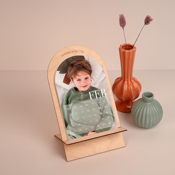bogenfoermiger tischkalender aus holz mit fotos und monatsuebersicht TA0884-2600016-07 3