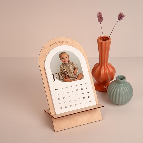 tischkalender mit fotos und holzstaender in trendiger bogenform TA0884-2600017-07 3