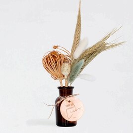 apothekerflasche mit gruenen trockenblumen und personalisiertem holzetikett TA14921-2200005-07 1